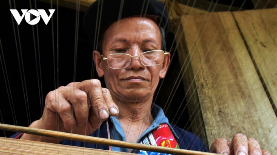 Weaving screens for paper-making craft